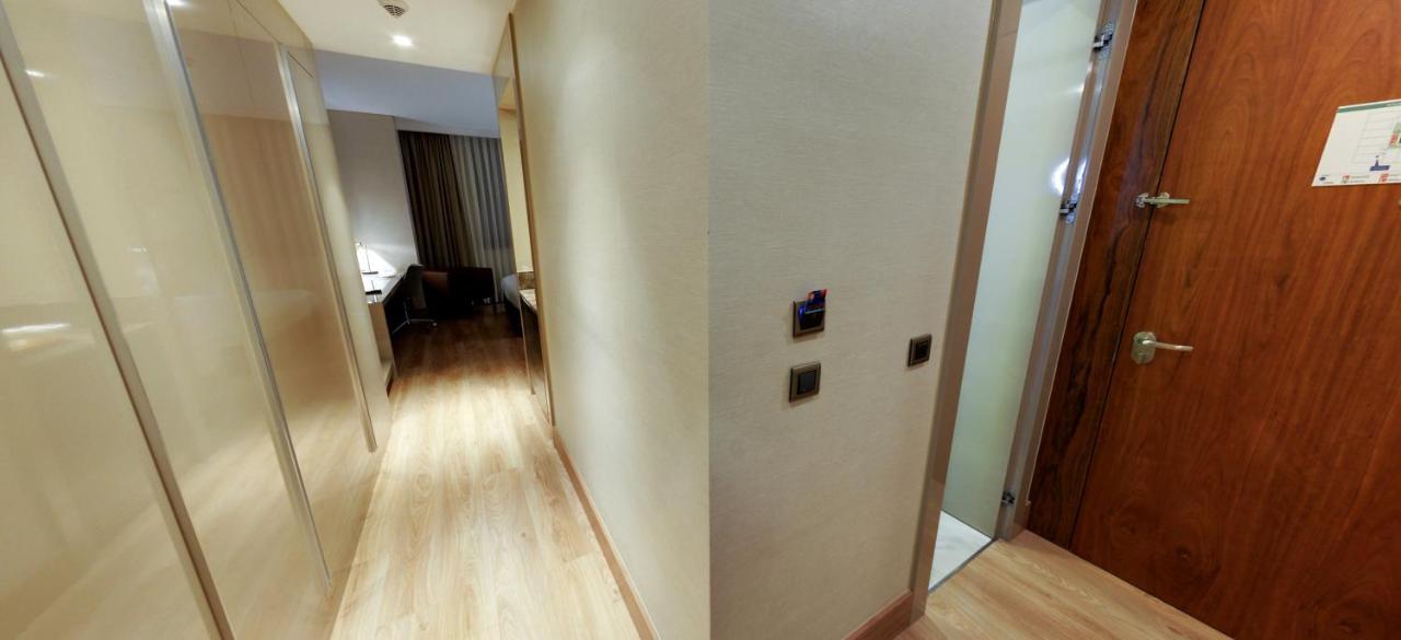 Tryp By Wyndham Istanbul Basin Ekspres Hotel Exterior foto A corridor in a hotel