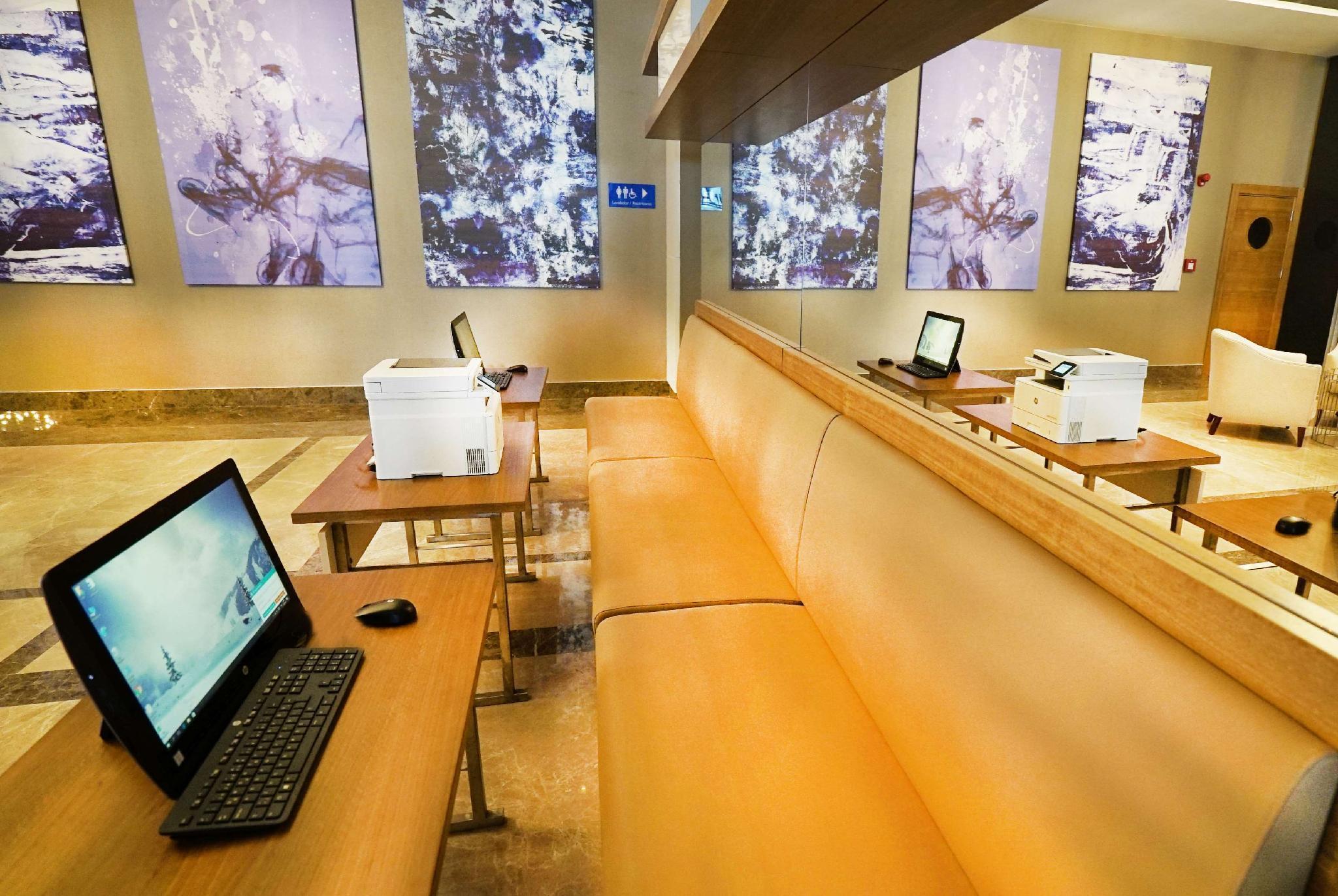 Tryp By Wyndham Istanbul Basin Ekspres Hotel Exterior foto Business center at the airport