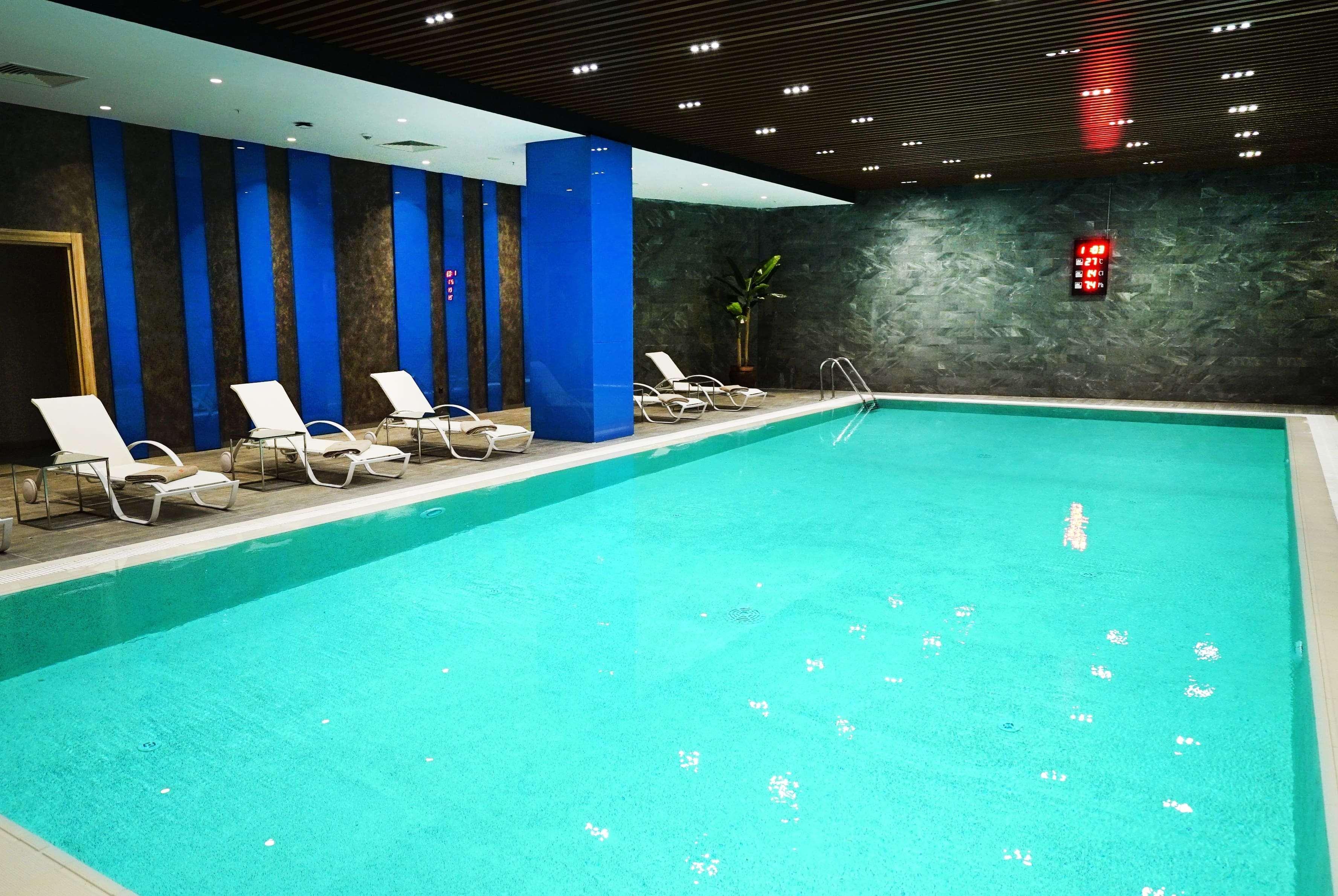 Tryp By Wyndham Istanbul Basin Ekspres Hotel Exterior foto The pool at the hotel