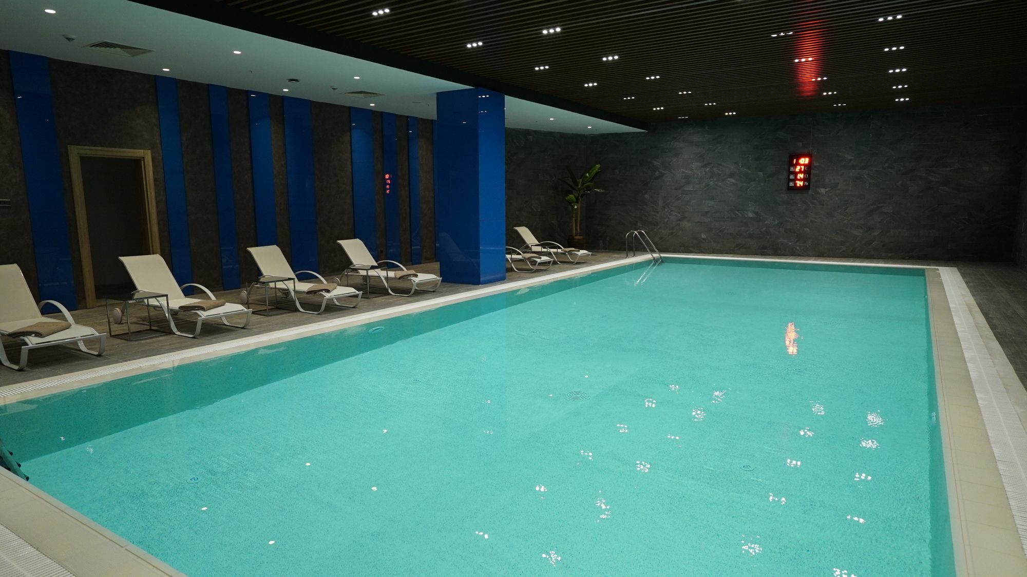 Tryp By Wyndham Istanbul Basin Ekspres Hotel Exterior foto The pool at the hotel